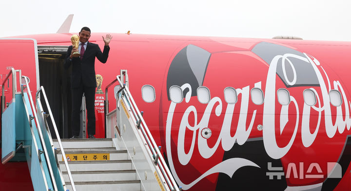 [서울=뉴시스] 공항사진기자단 = FIFA 레전드이자 전 브라질 축구 국가대표 선수 지우베르투 시우바가 16일 서울 강서구 김포비즈니스항공센터에서 ‘FIFA 월드컵™ 트로피 투어 by 코카-콜라’ 일정으로 방한해 오리지널 FIFA 월드컵 트로피를 들며 포즈를 취하고 있다. 2025.1.16. photo@newsis.com