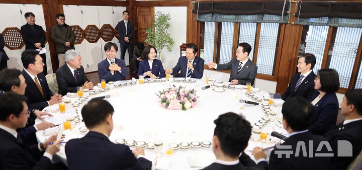 [서울=뉴시스] 고범준 기자 = 이재명 대통령이 16일 청와대 상춘재에서 열린 정당 지도부 초청 오찬에서 발언하고 있다. 2026.01.16. bjko@newsis.com