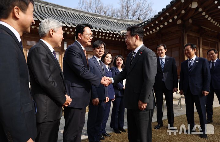 [서울=뉴시스] 고범준 기자 = 이재명 대통령이 16일 청와대 상춘재에서 열린 정당 지도부 초청 오찬에서 천하람 개혁신당 원내대표와 인사하고 있다. 2026.01.16. bjko@newsis.com