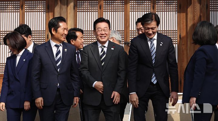 李, 여야 지도부 오찬서 "파란색만 비치면 빨간색 섭섭…국민통합 도와달라"(종합)