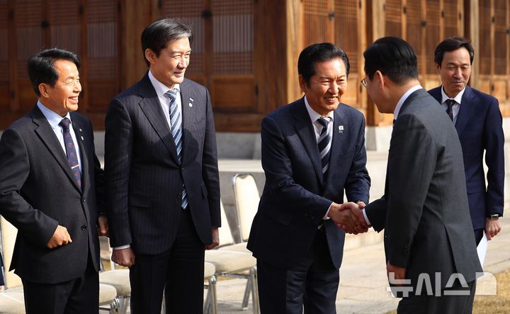 [서울=뉴시스] 고범준 기자 = 이재명 대통령이 16일 청와대 상춘재에서 열린 정당 지도부 초청 오찬에서 정청래 더불어민주당 대표와 인사하고 있다. 2026.01.16. bjko@newsis.com