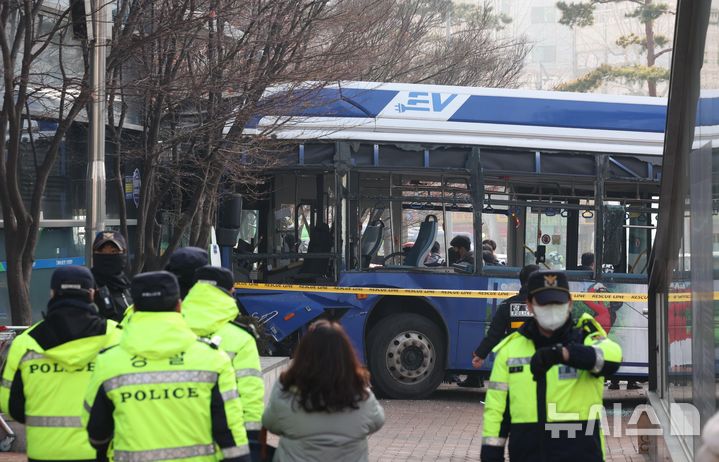 [서울=뉴시스] 추상철 기자 = 16일 오후 서울 서대문구 서대문역사거리에서 버스가 인도로 돌진, 건물에 충돌해 있다. 2026.01.16. scchoo@newsis.com