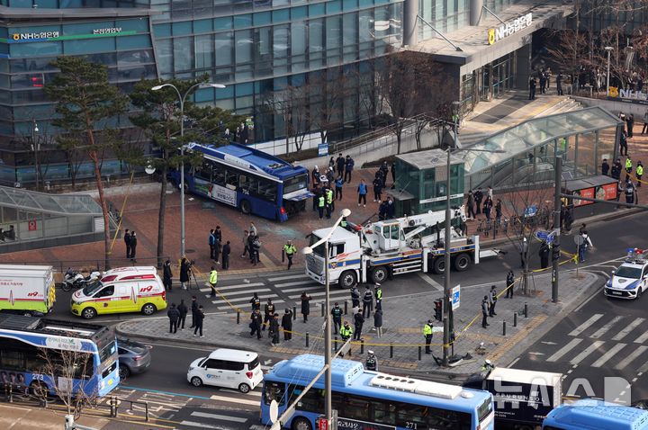 [서울=뉴시스] 추상철 기자 = 16일 오후 서울 서대문구 서대문역사거리에서 버스가 인도로 돌진한 사고가 발생해 경찰과 소방당국이 현장 수습을 하고 있다. 2026.01.16. scchoo@newsis.com