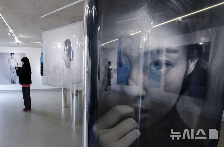 [서울=뉴시스] 김진아 기자 = 16일 서울 종로구 유스퀘이크에서 제니의 생일을 맞아 첫 사진전 '제니 포토 익스비션 J2NNI5'(JENNIE PHOTO EXHIBITION 'J2NNI5')가 열리고 있다.&nbsp; 이번 전시는 의도되지 않은 순간 속에서 발견한 제니의 가장 본연의 조각들을 마주하는 전시로, 이날부터 29일까지 열린다. 전시와 함께 전 세계 3000개 한정 수량의 사진집도 출시된다. 2026.01.16. bluesoda@newsis.com