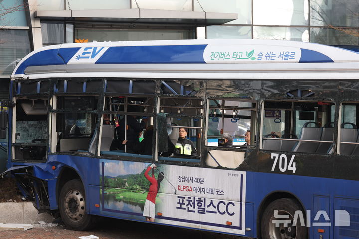 [서울=뉴시스] 추상철 기자 = 16일 오후 서울 서대문구 서대문역사거리에서 버스가 인도로 돌진한 사고가 발생해 경찰과 소방당국이 현장 수습을 하고 있다. 2026.01.16. scchoo@newsis.com
