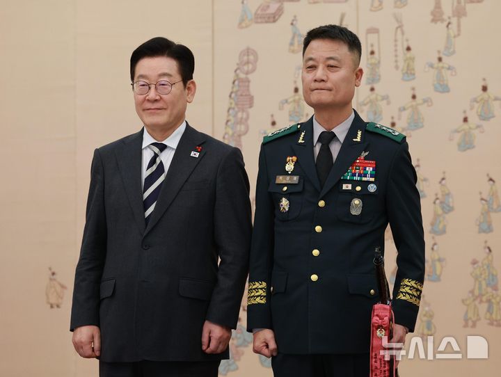 [서울=뉴시스] 고범준 기자 = 이재명 대통령이 16일 청와대 본관에서 열린 3성 장군 진급·보직 신고 및 수치 수여식에서 박성제 육군특수전사령부 사령관과 기념촬영 하고 있다. 2026.01.16. bjko@newsis.com