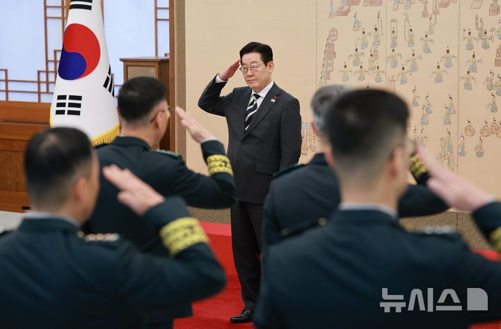 이 대통령, 중장 진급자 보직 신고 받아…삼정검·수치 수여