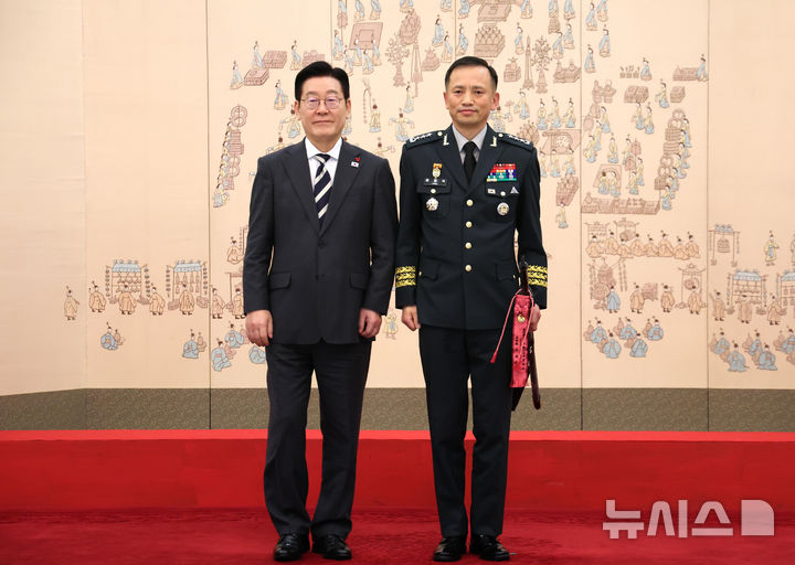 [서울=뉴시스] 고범준 기자 = 이재명 대통령이 16일 청와대 본관에서 열린 3성 장군 진급·보직 신고 및 수치 수여식에서 최장식 육군참모차장과 기념촬영 하고 있다. 2026.01.16. bjko@newsis.com