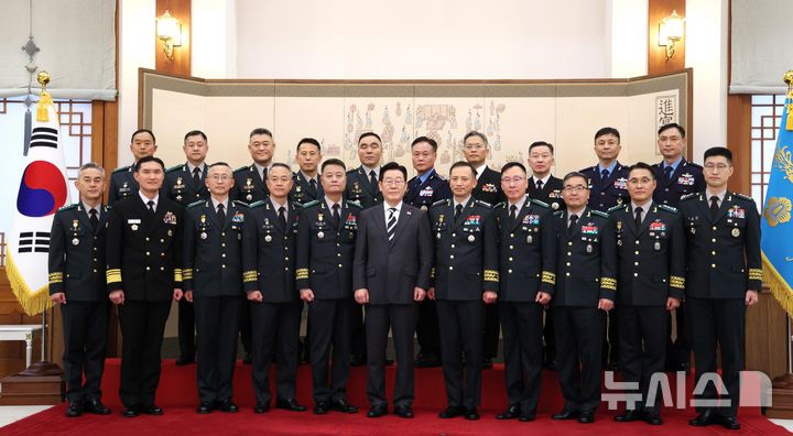 이재명 대통령, 진급자 삼정검에 직위·이름 수놓인 붉은 색 수치 달아줘! [뉴시스Pic]