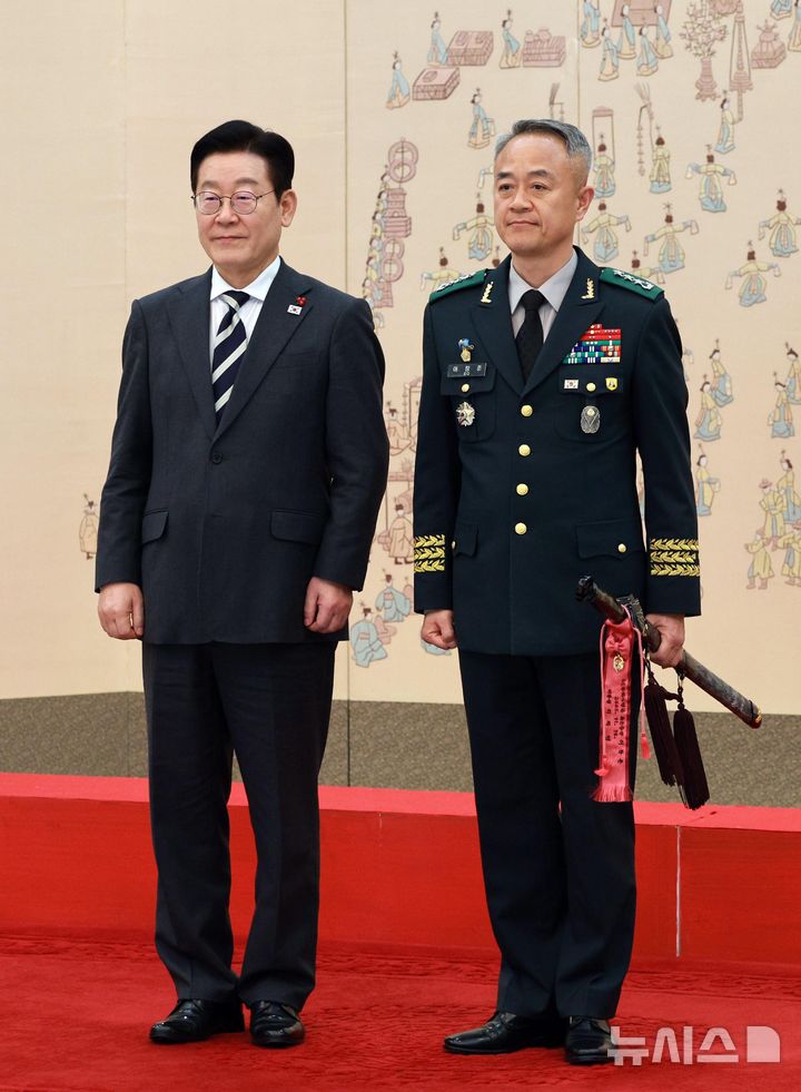 [서울=뉴시스] 고범준 기자 = 이재명 대통령이 16일 청와대 본관에서 열린 3성 장군 진급·보직 신고 및 수치 수여식에서 어창준 수방사령관과 기념촬영 하고 있다. 2026.01.16. bjko@newsis.com