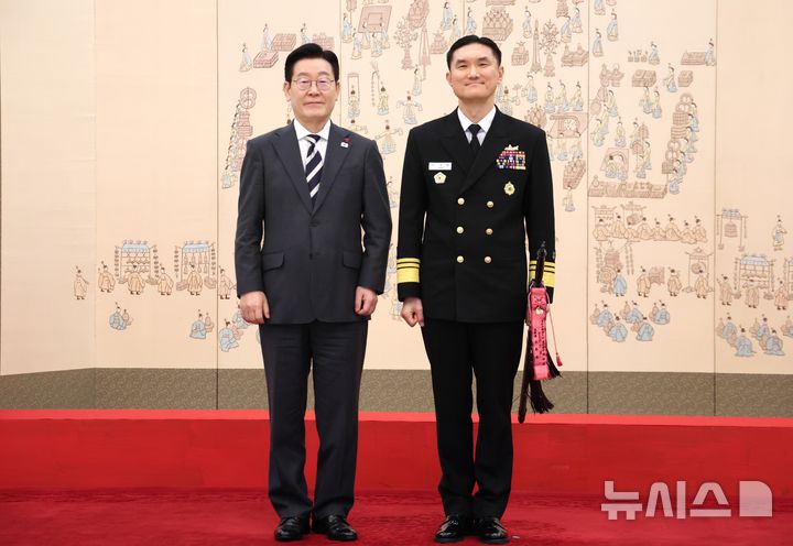 [서울=뉴시스] 고범준 기자 = 이재명 대통령이 16일 청와대 본관에서 열린 3성 장군 진급·보직 신고 및 수치 수여식에서 박규백 해군사관학교장의 삼정검에 수치를 달아준 후 기념촬영 하고 있다. 2026.01.16. bjko@newsis.com