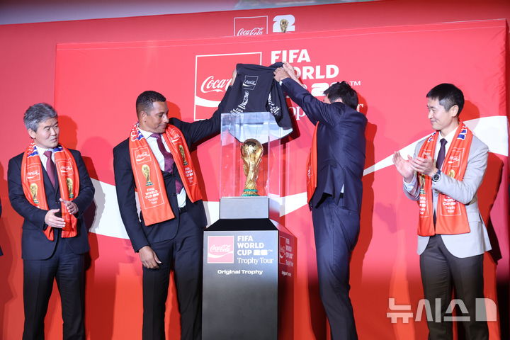 [서울=뉴시스] 황준선 기자 = 전 브라질 축구 국가대표 선수 지우베르투 시우바와 차범근 전 감독이 16일 오후 서울 용산구 CGV용산아이파크몰에서 열린 FIFA 월드컵 트로피 투어 미디어 간담회에서 트로피를 공개하고 있다. 2026.01.16. hwang@newsis.com
