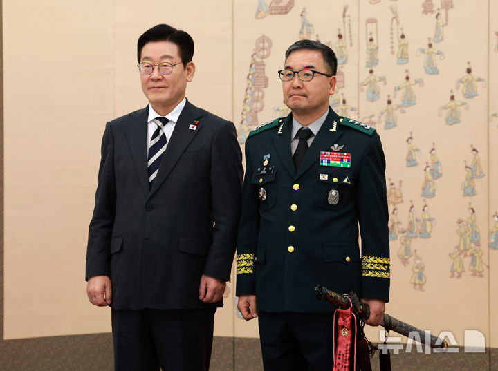 [서울=뉴시스] 고범준 기자 = 이재명 대통령이 16일 청와대 본관에서 열린 3성 장군 진급·보직 신고 및 수치 수여식에서 박춘식 육군군수사령부 사령관과 기념촬영을 하고 있다. 2026.01.16. bjko@newsis.com