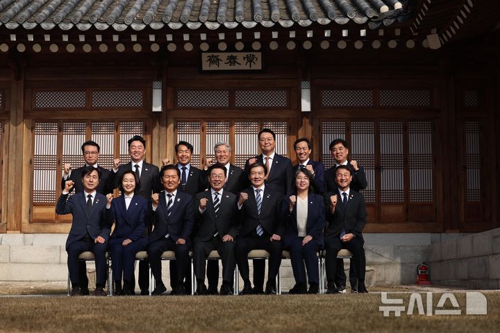 이재명 대통령, 정당 지도부 오찬 '당적 있어도 전 국민 대표 한쪽 색만 비춰선 안돼' [뉴시스Pic]