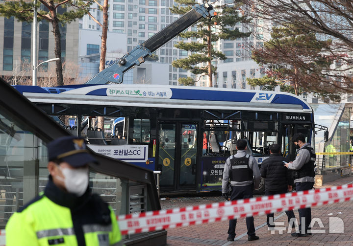 [서울=뉴시스] 추상철 기자 = 16일 오후 서울 서대문구 서대문역 사거리에서 버스가 인도로 돌진한 사고가 발생해 경찰과 소방당국이 현장 수습을 하고 있다. 2026.01.16. scchoo@newsis.com