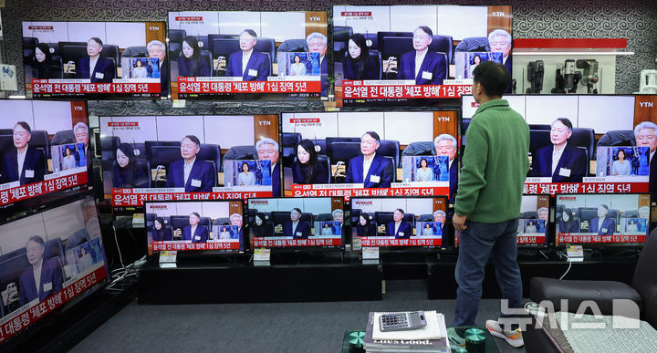 [서울=뉴시스] 김진아 기자 = 16일 서울 용산구 전자랜드 가전매장에서 12·3 비상계엄 선포 과정에서 고위공직자범죄수사처(공수처)의 체포를 방해한 혐의 등으로 추가 기소된 윤석열 전 대통령에 대한 1심 선고가 TV를 통해 생중계되고 있다. 2026.01.16. bluesoda@newsis.com