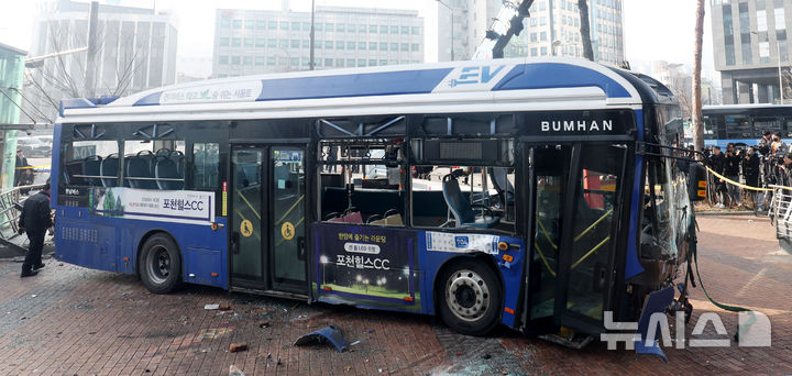 [서울=뉴시스] 추상철 기자 = 16일 오후 서울 서대문구 서대문역사거리에서 버스가 인도로 돌진한 사고가 발생해 경찰과 소방당국이 현장 수습을 하고 있다. 2026.01.16. scchoo@newsis.com