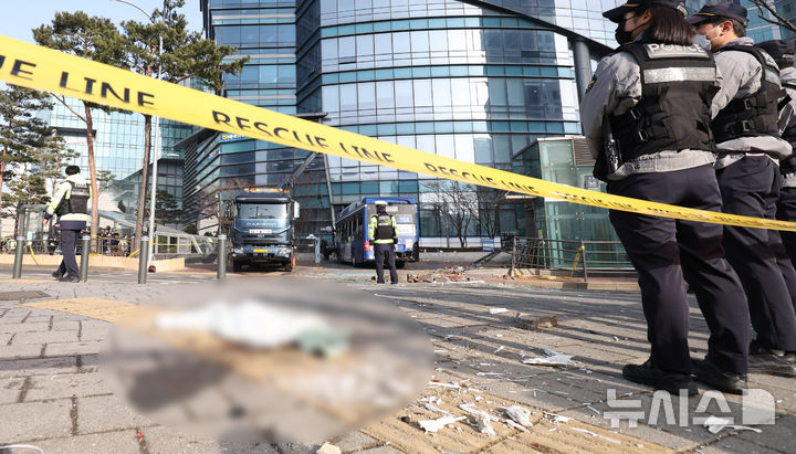 [서울=뉴시스] 추상철 기자 = 16일 오후 서울 서대문구 서대문역사거리에서 버스가 인도로 돌진한 사고가 발생해 경찰과 소방당국이 현장 수습을 하고 있다. 2026.01.16. scchoo@newsis.com