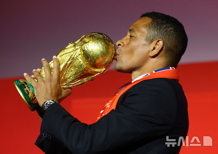 [서울=뉴시스] 황준선 기자 = FIFA 글로벌 홍보대사인 전 브라질 축구 국가대표 지우베르투 시우바가 16일 오후 서울 용산구 CGV용산아이파크몰에서 열린 FIFA 월드컵 트로피 투어 미디어 간담회에서 FIFA 월드컵 트로피에 입을 맞추고 있다. 2026.01.16. hwang@newsis.com