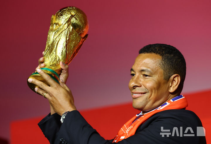 [서울=뉴시스] 황준선 기자 = FIFA 글로벌 홍보대사인 전 브라질 축구 국가대표 지우베르투 시우바가 16일 오후 서울 용산구 CGV용산아이파크몰에서 열린 FIFA 월드컵 트로피 투어 미디어 간담회에서 FIFA 월드컵 트로피를 들어 올리고 있다. 2026.01.16. hwang@newsis.com