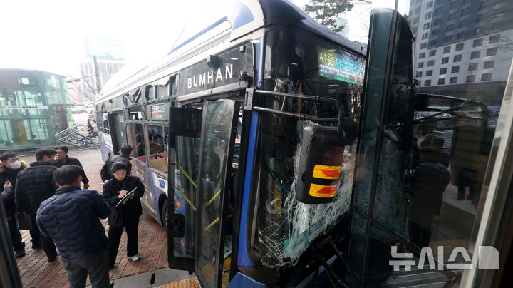 서울 서대문역 사거리서 시내버스 인도로 돌진… 13명 부상 [뉴시스Pic]