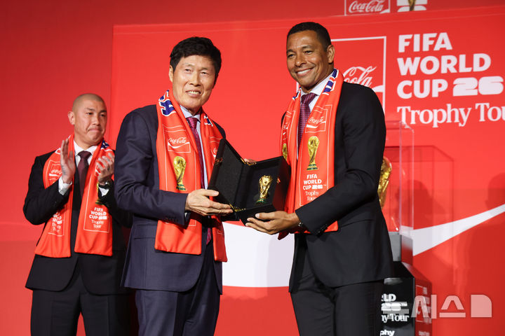 [서울=뉴시스] 황준선 기자 = 16일 오후 서울 용산구 CGV용산아이파크몰에서 열린 FIFA 월드컵 트로피 투어 미디어 간담회에서 FIFA 글로벌 홍보대사인 전 브라질 축구 국가대표 지우베르투 시우바(오른쪽)이 차범근 전 축구 국가대표팀 감독에에게 월드컵 트로피 모형을 전달한 뒤 기념촬영 하고 있다. 2026.01.16. hwang@newsis.com
