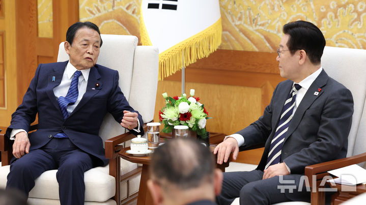 [서울=뉴시스] 고범준 기자 = 이재명 대통령이 16일 청와대 본관에서 아소 다로 전 일본 총리를 접견하고 있다. (청와대통신사진기자단) 2026.01.16. bjko@newsis.com