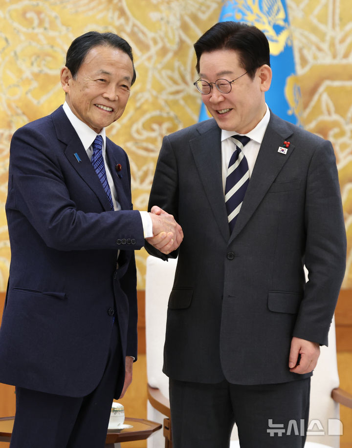 [서울=뉴시스] 고범준 기자 = 이재명 대통령이 16일 청와대 본관에서 아소 다로 전 일본 총리를 접견에 앞서 악수하고 있다. (청와대통신사진기자단) 2026.01.16. bjko@newsis.com