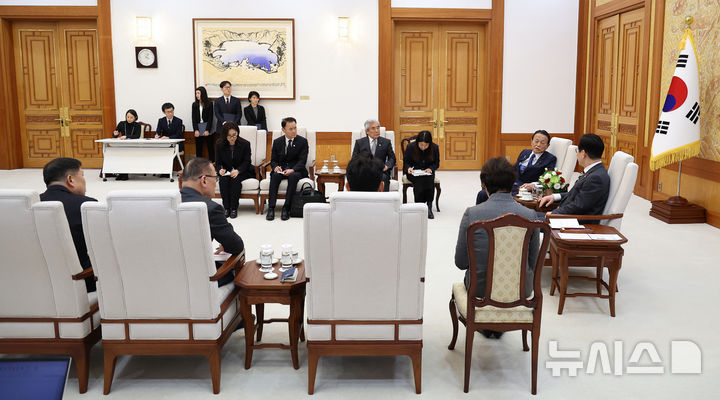 있[서울=뉴시스] 고범준 기자 = 이재명 대통령이 16일 청와대 본관에서 아소 다로 전 일본 총리 접견하고 다. (청와대통신사진기자단) 2026.01.16. bjko@newsis.com