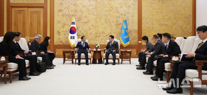 [서울=뉴시스] 고범준 기자 = 이재명 대통령이 16일 청와대 본관에서 아소 다로 전 일본 총리를 접견하고 있다. (청와대통신사진기자단) 2026.01.16. bjko@newsis.com