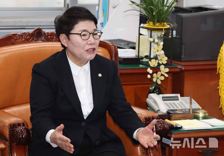 [서울=뉴시스] 조성봉 기자 = 임이자 국회 재정경제기획위원장이 16일 오후 서울 여의도 국회에서 ‘이혜훈 기획예산처 장관 후보자 청문회’ 관련 입장 발표를 하고 있다. 2026.01.16. suncho21@newsis.com