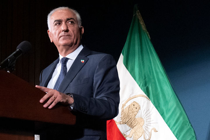 [워싱턴=AP/뉴시스] 16일(현지 시간) 미국 워싱턴DC에서 열린 기자회견에서 이란 옛 왕정의 왕세자였던 레자 팔레비가 발언하고 있다. 2026.01.16. photo@newsis.com