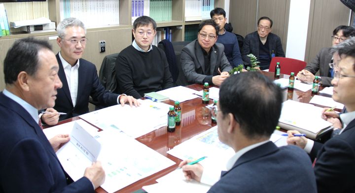 물순환촉진구역 공모사업 전략 간담회 주관하는 엄태영(왼쪽) 의원. *재판매 및 DB 금지