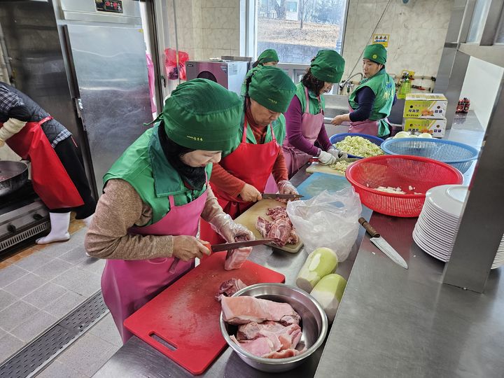 [문경=뉴시스] 문경시 새마을부녀회 회원들이 급식봉사 활동을 하고 있다. (사진=문경시 제공) 2026.01.17. photo@newsis.com *재판매 및 DB 금지