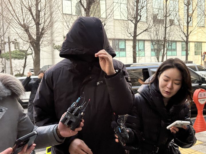 [서울=뉴시스] 신유림 기자=김경 서울시의원으로부터 공천헌금 1억원을 받아 강선우 무소속 의원에게 전달했다고 지목된 강 의원의 전 보좌관 남모씨가 2차 경찰 조사를 받기 위해 17일 오전 서울경찰청 공공범죄수사대 마포 청사에 출석하고 있다. 2025.01.17. spicy@newsis.com *재판매 및 DB 금지