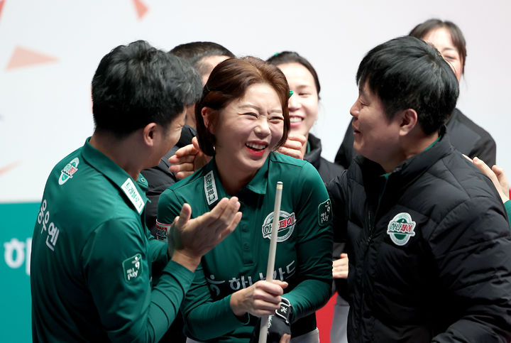 [서울=뉴시스] 프로당구(PBA) 하나카드의 김가영(가운데). (사진=PBA 제공) *재판매 및 DB 금지