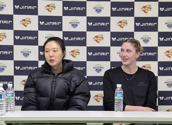 [수원=뉴시스] 문채현 기자 = 여자 프로배구 현대건설 양효진(왼쪽)과 카리가 16일 수원체육관에서 열린 진에어 2025~2026 V-리그 여자부 정관장과의 경기에서 승리한 뒤 취재진과 인터뷰를 하고 있다. 2026.01.16. dal@newsis.com *재판매 및 DB 금지