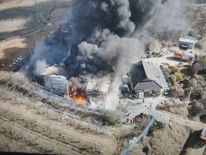함평 저온창고서 불…1명 경상 진화 중