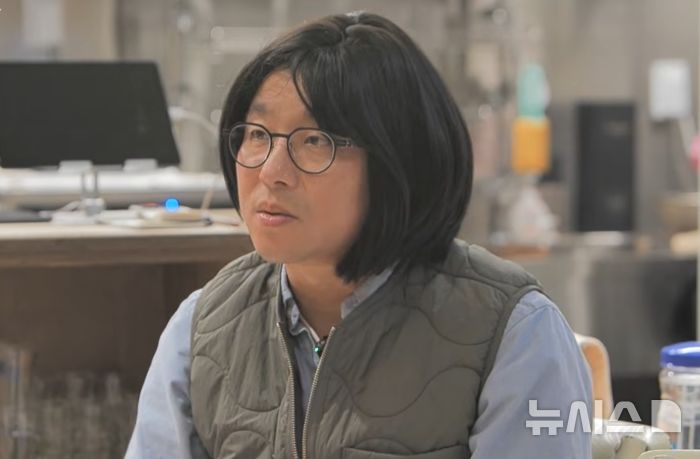 [서울=뉴시스] 최강록 셰프가 모자를 벗고 깜짝 장발로 변신을 시도했다. 2026.01.17. (사진 = 유튜브 채널 '셰프 안성재' 캡처) photo@newsis.com *재판매 및 DB 금지