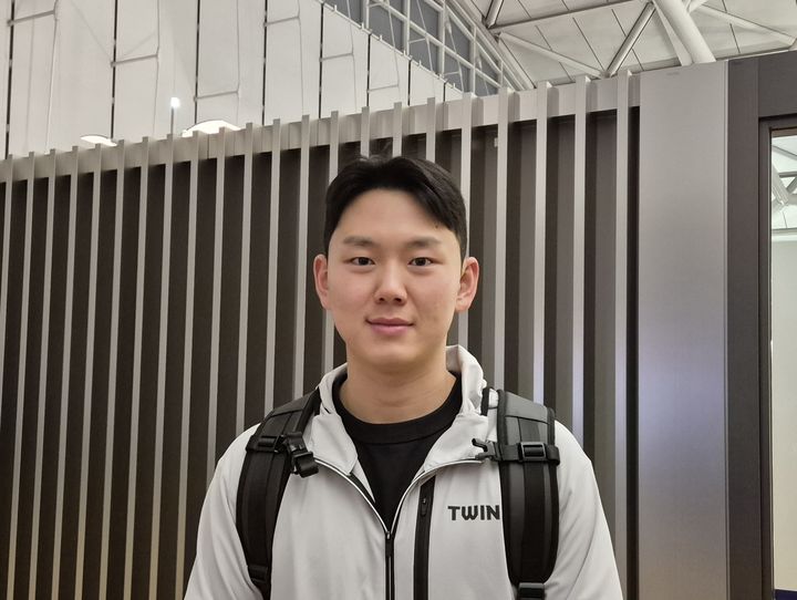 [인천공항=뉴시스] 문채현 기자 = 프로야구 LG 트윈스의 이주헌이 12일 인천국제공항에서 스프링캠프 선발대 출국을 앞두고 취재진을 만나 인터뷰를 하고 있다. 2026.01.12. dal@newsis.com *재판매 및 DB 금지