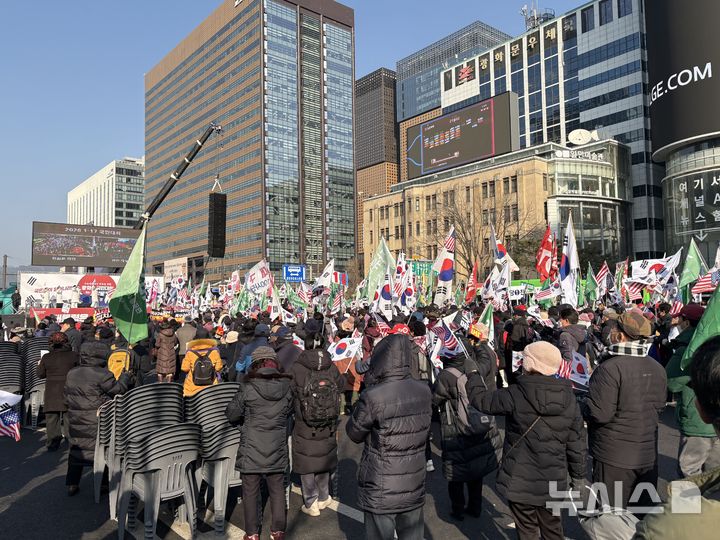 [서울=뉴시스]신유림 기자=보수 단체인 전광훈 사랑제일교회 목사가 주도하는 대한민국바로세우기운동본부(대국본)와 자유통일당이 17일 오전 11시30분께부터 서울 종로구 광화문 동화면세점 앞에서 집회를 열고 있다. 2025.11.17. spicy@newsis.com