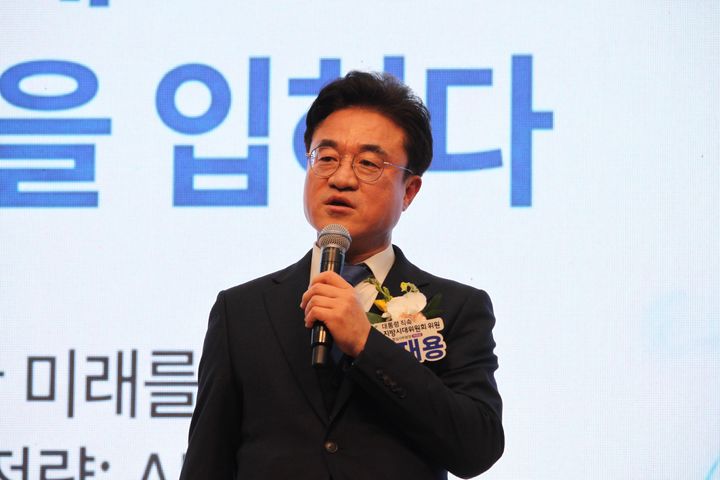 [천안=뉴시스] 최영민 기자=최재용 대통령직속 지방시대위원회 위원이 17일 충남 천안시 나사렛대학교에서 열린 자신의 출판기념회에서 인사말을 하고 있다. 2026.01.17 ymchoi@newsis.com *재판매 및 DB 금지