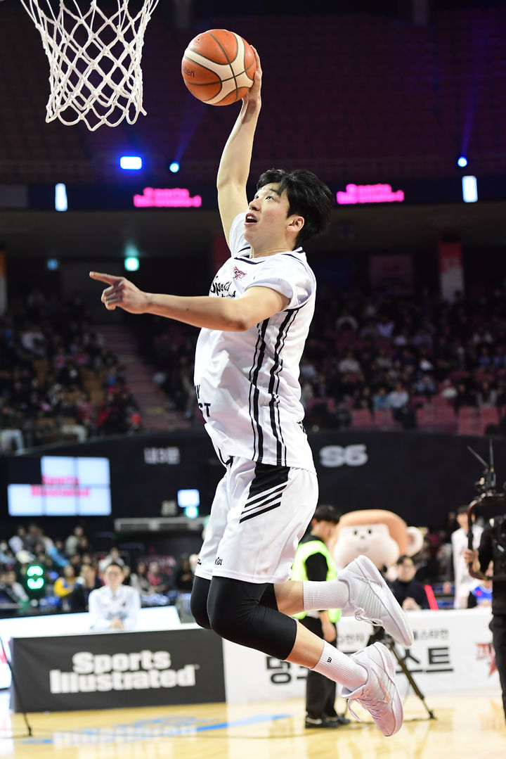 [서울=뉴시스] 2025~2026시즌 LG전자 프로농구 올스타전 전야제에 참가한 팀 루키의 윤기찬(KCC). (사진=KBL 제공)