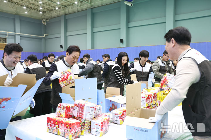 [창원=뉴시스]홍정명기자=17일 오전 경남 창원시 성산구 창원축구센터 실내체육관에서 열린 'BNK경남은행 사회공헌의 날' 행사에 참여한 박완수(왼쪽서 두 번째) 도지사가 은행 임직원과 함께 취약계층 지원을 위한 복 꾸러미를 만들고 있다.2026.01.17. hjm@newsis.com
