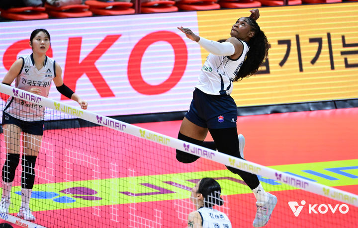 [서울=뉴시스] 여자 프로배구 한국도로공사 모마가 17일 광주페퍼스타디움에서 열린 진에어 2025~2026 V-리그 여자부 페퍼저축은행과의 경기에서 공격을 시도하고 있다. (사진=KOVO 제공) 2026.01.17. *재판매 및 DB 금지