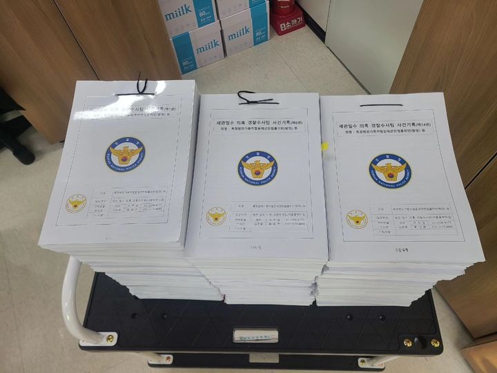 [서울=뉴시스]백해룡 경정이 17일 오후 페이스북을 통해 공개한 '세관 마약수사 외압 의혹' 관련 자료. (출처:백해룡 경정 페이스북) 2025.01.17. *재판매 및 DB 금지