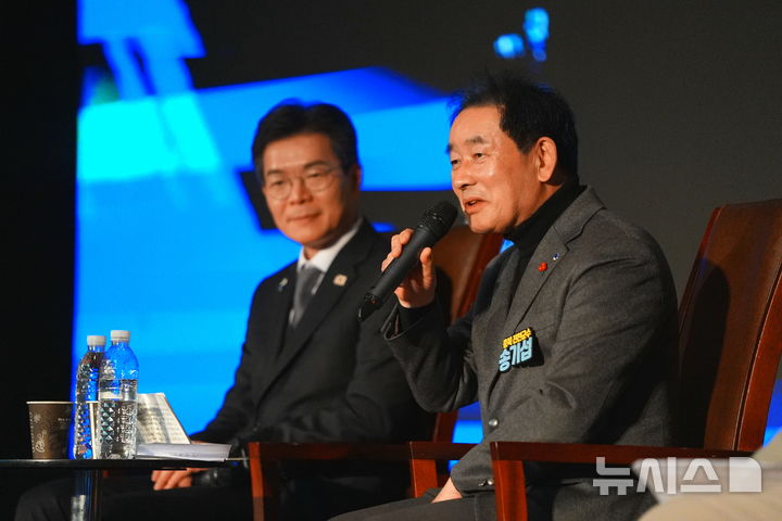 [청주=뉴시스] 송기섭 충북 진천군수 출판전시회 및 토크콘서트 모습.