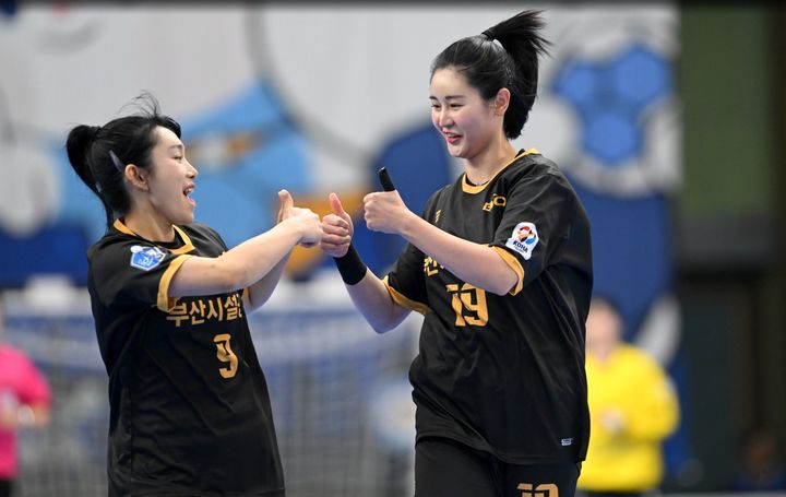 [서울=뉴시스] 여자 핸드볼 부산시설공단의 김다영(오른쪽). (사진=한국핸드볼연맹 제공)