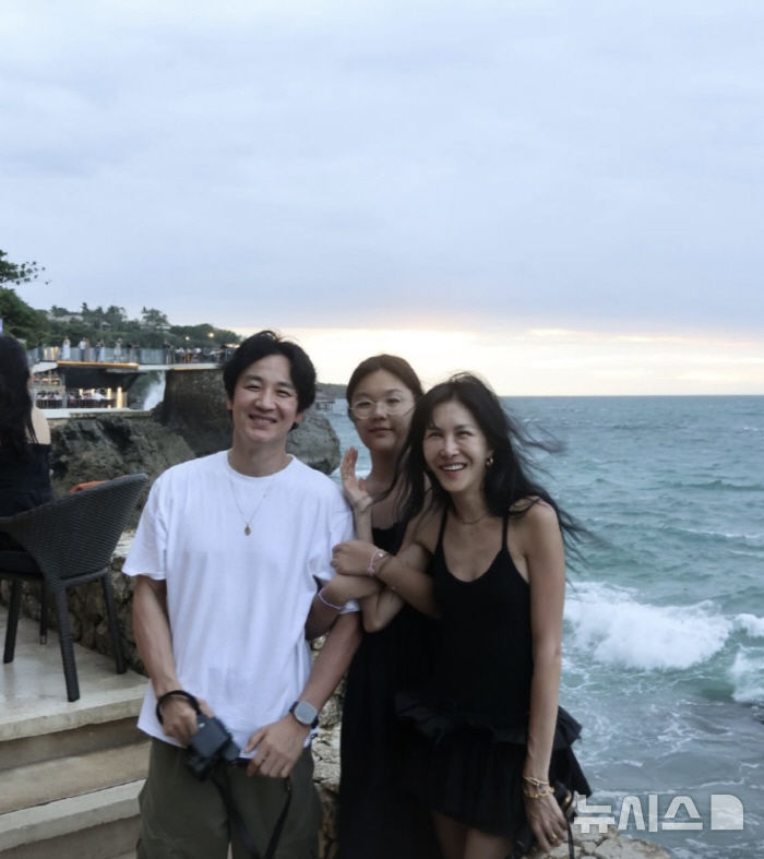 [서울=뉴시스] 배우 엄태웅의 아내이자 발레무용가 윤혜진이 가족사진을 공개했다. 2026.01.17. (사진 = 윤혜진 인스타그램 캡처) photo@newsis.com *재판매 및 DB 금지