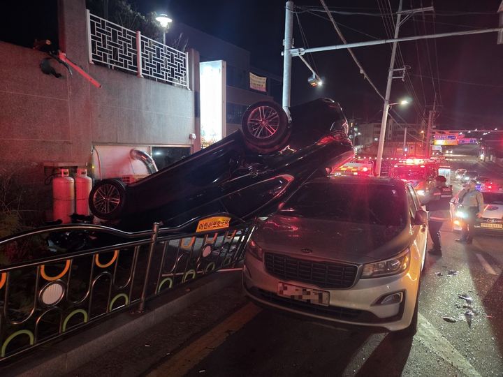 [예산=뉴시스] 17일 오후 6시47분께 충남 예산군 예산읍 산성리의 한 아파트에서 승용차가 후진하다 난간을 뚫고 3m 아래 인도로 추락했다. (사진=예산소방서 제공) 2026.01.17. photo@newsis.com *재판매 및 DB 금지